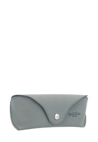 Læderbrilleetui i dæmpet grøn med flaplukning, sølvfarvet trykknap og præget logo. Glat tekstur og afrundet rektangulær form.