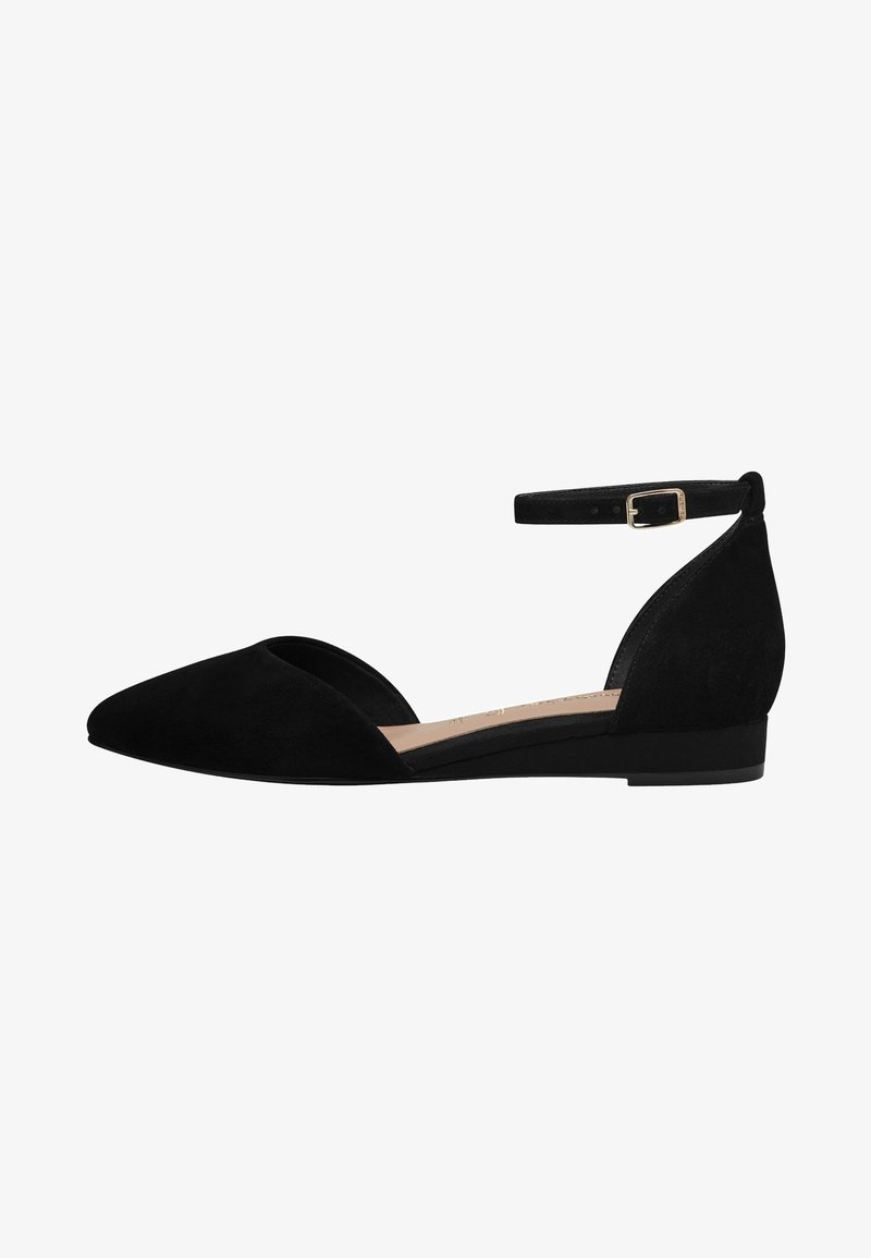 Chaussure plate noire à bout pointu avec bride à la cheville et boucle dorée, avec talon fermé et design latéral ouvert.
