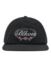 Schwarze Baseballmütze mit flachem Schirm. Mit gesticktem "Blkvis"-Logo in Weiß, umgeben von roten und grünen Rosen. Aus Baumwollmaterial.