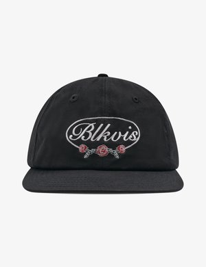 Casquette de baseball noire avec une visière plate. Présente un logo "Blkvis" brodé en blanc, entouré de roses rouges et vertes. En matériau coton.