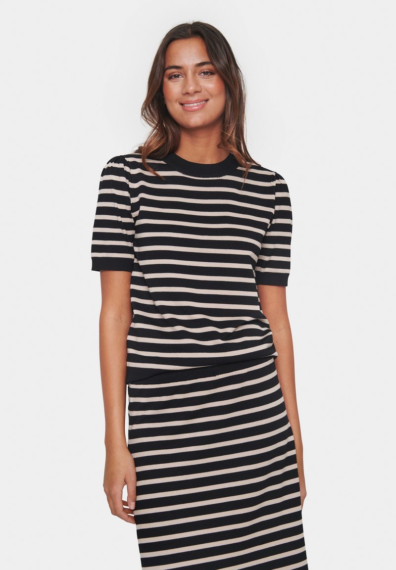 Randig stickad topp med korta ärmar, med växlande marinblå och ljusbeige ränder, rund halsringning och ribbad textur.