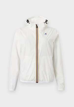 Bela lahka jakna s kapuco, z večbarvnim črtastim zadrgo in majhno logotipom na levi strani prsnega koša.