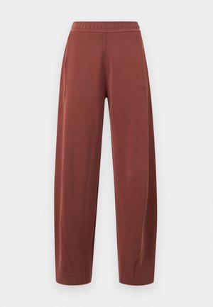 Pantalon droit à taille élastique marron avec poches latérales et détails de couture subtils.