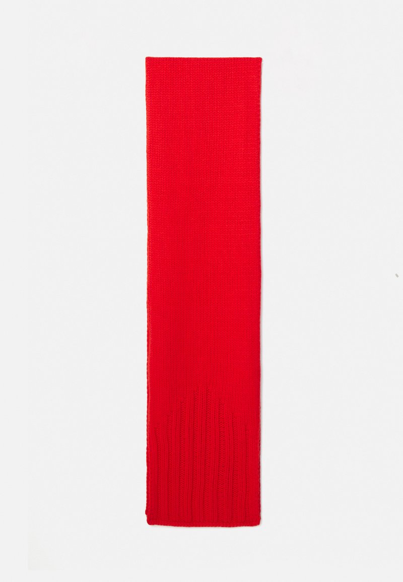 Écharpe en tricot rouge avec une texture côtelée ; forme rectangulaire avec des extrémités effilées. Tissu lisse, sans motifs ni détails en métal.