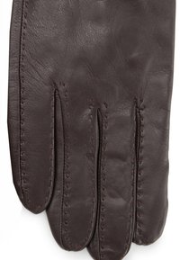 Braune Lederhandschuhe mit glatter Textur, klassischem Design, genähten Details und fünf Fingeröffnungen.