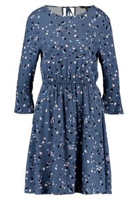 Sininen mekko, jossa on pitkät hihat, joustava vyötärö ja pyöreä pääntie. Mekossa on monivärinen roiskedekorointi vaaleanpunaisena, mustana ja vaaleansinisenä.