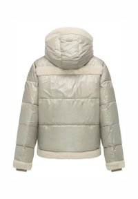 Polstret jakke i lysegrå med en falsk shearlingkrave og -kant. Har hætte og quiltet design, der viser et glat, shiny materiale.