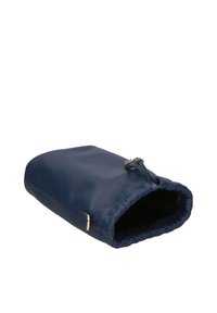 Borsa in pelle blu navy con una texture morbida, chiusura con cordoncino e sottili finiture in oro. Apertura superiore che rivela un interno nero.