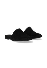 Černé semišové slip-on muly s prohnutým horním designem, plochou podrážkou a minimálními švy podél okrajů.
