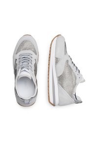 Sneaker grigie chiare con tomaia in rete, accenti in suede, dettagli in metallo argentato e suola in gomma. Presentano lacci piatti e ritagli laterali.