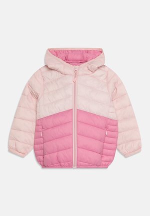 Chaqueta acolchada con capucha en tonos rosa claro y oscuro, con cremallera frontal y bolsillos laterales, diseñada para niños.