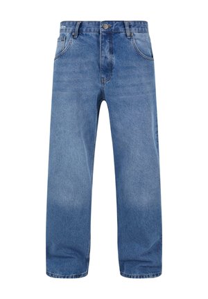 Kék egyenes szárú farmernadrág öt zsebbel és gombos derékzárral, fehér háttér előtt bemutatva.