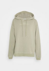 Sudadera con capucha en verde oliva claro, hecha de una tela suave. Presenta cordones, puños acanalados y texto bordado en la parte frontal.