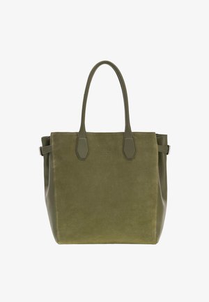 Bolso tote de ante y cuero verde oliva con dos asas, detalles de hebillas laterales y logo sutil de Guess en el centro delantero.