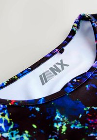 Sportowy top z kolorowym abstrakcyjnym wzorem w odcieniach niebieskiego, zielonego i fioletowego na czarnym tle; posiada okrągły dekolt i logo.