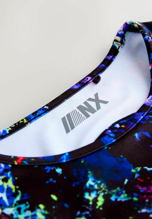 Aktīvās apģērba augšdaļa ar krāsainu abstraktu rakstu zilā, zaļā un violetā krāsā uz melna fona; ar apaļu kakla izgriezumu un logotipu.