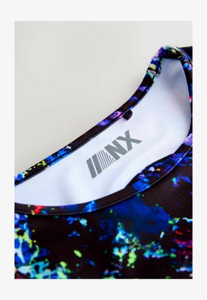 Spordiriietus, millel on mustal taustal sinise, rohelise ja lilla värvitoonidega värvikas abstraktne mustriga ülaosa; esile tõstetud ümmargune kaelus ja logo.