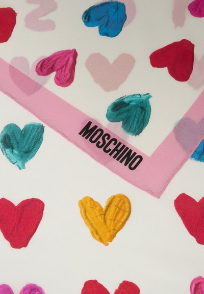 Tissu blanc avec des cœurs peints multicolores et une bordure rose avec le texte noir "MOSCHINO" sur un côté.