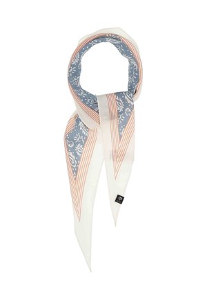 Hedvábný šátek s modrými květinami na bílém pozadí, lemovaný tenkými diagonálními meruňkovými a bílými pruhy, uvázaný do smyčky s ostrými konci.