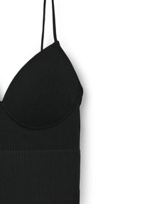Top nero a coste con scollatura a V strutturata e spalline sottili, caratterizzato da una texture liscia e un design aderente.