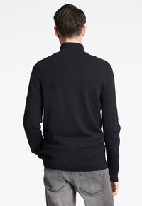 Marineblauer Langarm-strickpullover mit Rippkragen und -bündchen, im taillierten Design und mit glatter Textur.