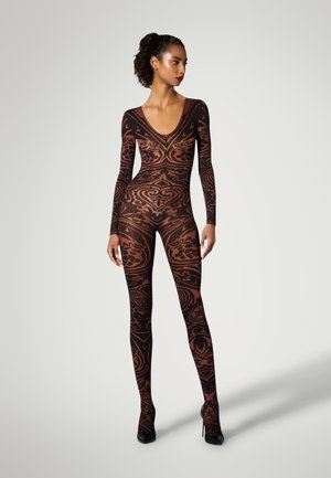 Body trasparente nero con un intricata decorazione color ruggine, caratterizzato da un profondo scollo a V e maniche lunghe, abbinato a tacchi alti neri.