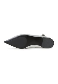 Chaussure à bout pointu avec une tige blanche brillante et un détail texturé, une semelle en caoutchouc noire, et des ferrures en argent sur la bride.