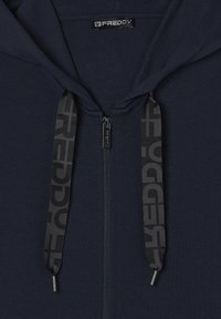 Felpa con zip di colore blu navy, dotata di una tasca frontale, cappuccio e lacci neri contrassegnati dal nome del marchio "FREDDY."