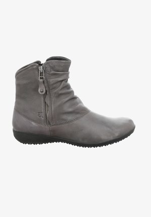 Bottine en cuir gris avec un design décontracté, fermeture éclair sur le côté, tige texturée et semelle en caoutchouc noire avec un motif en zigzag.