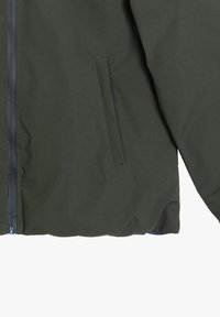 Giacca imbottita verde scuro con zip frontale e tasca laterale. Il tessuto appare liscio, con una texture minimale e un design casual.