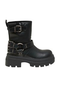 Botín de cuero negro hasta el tobillo con una suela gruesa, hebillas ajustables y un acento de hardware circular en una correa. Textura suave.