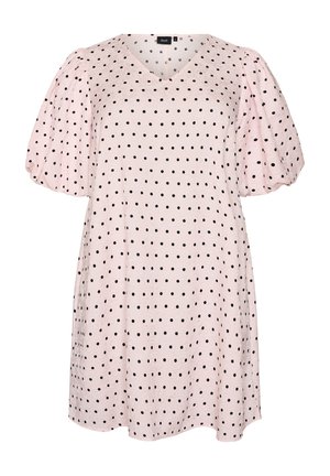 Svetloružové šaty po kolená s čiernymi bodkami a krátkymi nariasenými rukávmi, s výstrihom do V a voľným strihom.