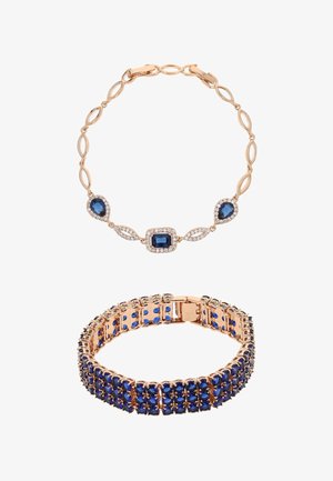 Rózsaarany karkötők kék drágakövekkel. A felső karkötő ovális és téglalap alakú köveket tartalmaz; az alsó egy láncszemes kialakítás több kék drágakővel.