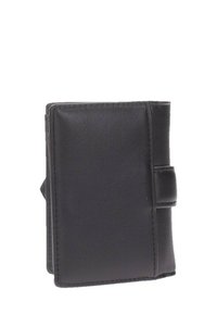 Cartera de cuero negro con una textura suave, forma rectangular y un cierre de botón seguro; presenta costuras mínimas en los bordes.