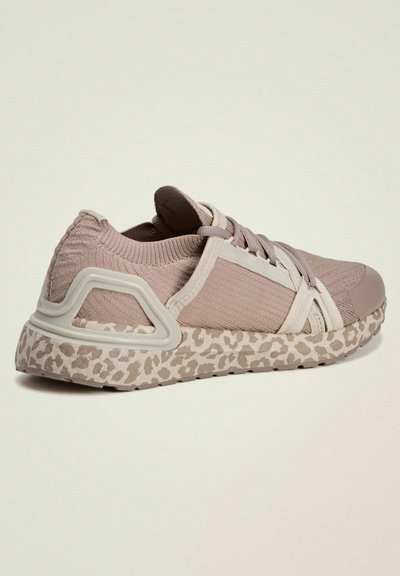 Athletic shoe in dusty rose with textured knit upper, accented by a cream overlay. Features a patterned sole in beige and brown leopard print.