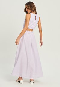 CALLI JAXON  - Vestito lungo - lilac stripe
