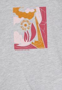 T-shirt gris avec un imprimé graphique coloré, incluant le texte "La randonnée est une joie", avec des formes abstraites dans des tons de rose, orange et rouge.