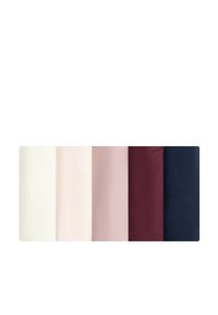 Cinq morceaux de tissu pliés en couleurs unies disposés côte à côte : blanc, crème, rose clair, bordeaux et bleu foncé.