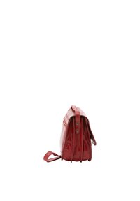 Borsa a spalla in pelle rossa con forma rettangolare, dotata di una tracolla piatta, finitura lucida e dettagli di cucitura minimi.