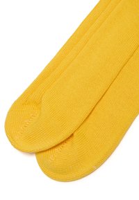Gelbe Socken mit einem strukturierten Strickmuster, ausgestattet mit einem nahtlosen Zehenbereich und verstärktem Fersenbereich, flach ausgelegt, nebeneinander. 