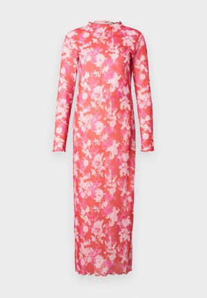 Langes florales Kleid aus transparentem pinkfarbenem Stoff, mit hohem Kragen, langen Ärmeln und geschwungenem Saum, mit einem lebhaften Muster aus pinken und weißen Blumen.