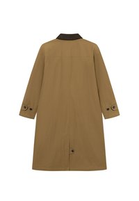 Brah dolg plašč z ovratnikom, dvema stranskima gumboma na rokavih in gladko teksturo. Enostaven dizajn brez dodatnih vzorcev ali akcentov.