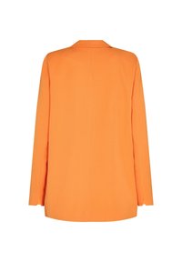 Oranžový blejzr, přiléhavý design, dlouhé rukávy, ostré klopy, lehká tkanina, ventilační zadní část pro pohodlí, hladká textura s čistými liniemi.