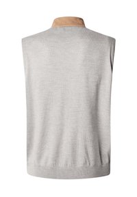 Suéter sin mangas gris con un cuello de cuero marrón claro. Textura de punto, dobladillo ajustado y sutil detalle de la marca en el cuello.