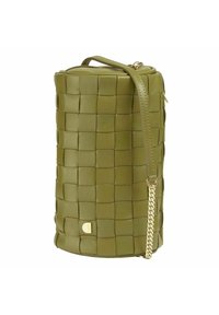 Borsa cilindrica in pelle verde intrecciata con chiusura zip, manico corto e tracolla rimovibile; presenta un piccolo logo.
