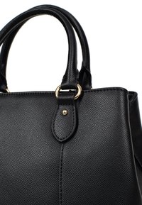 Zwarte leren handtas met een gladde textuur, dubbele handgrepen, gouden hardware accenten en een gestructureerde vorm met zichtbare stiksels.