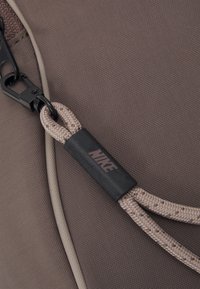 Nike Sportswear SPORTSWEAR ESSENTIALS - Bolsa de cintura - ironstone/black