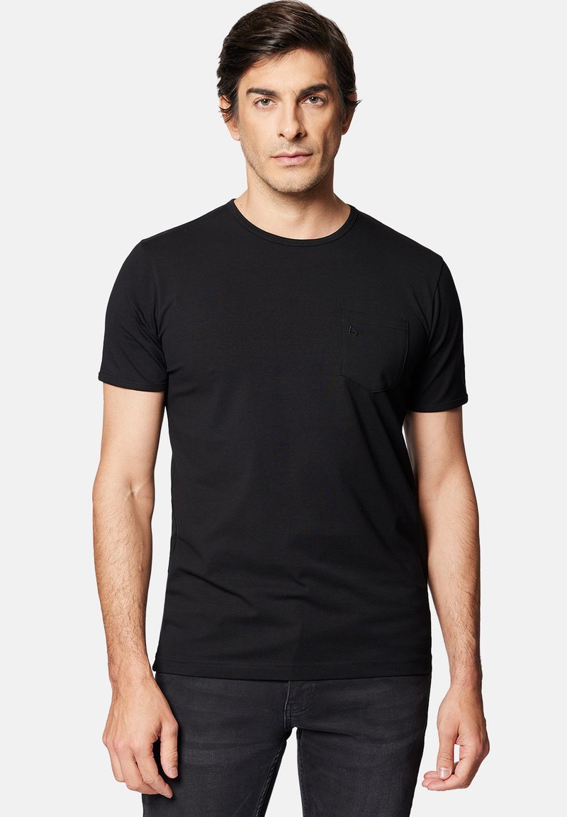 Czarny t-shirt z okrągłym dekoltem wykonany z miękkiej bawełny, z małą kieszonką po lewej stronie klatki piersiowej, krótkimi rękawami i dopasowanym krojem.