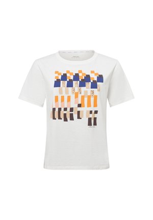 Witte katoenen T-shirt met een geometrisch patroon in oranje, blauw, bruin en crèmekleuren. Korte mouwen en een ronde halsontwerp.