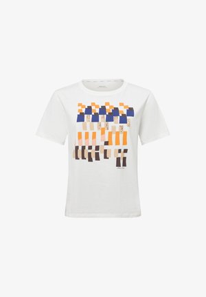 Witte katoenen T-shirt met een geometrisch patroon in oranje, blauw, bruin en crèmekleuren. Korte mouwen en een ronde halsontwerp.